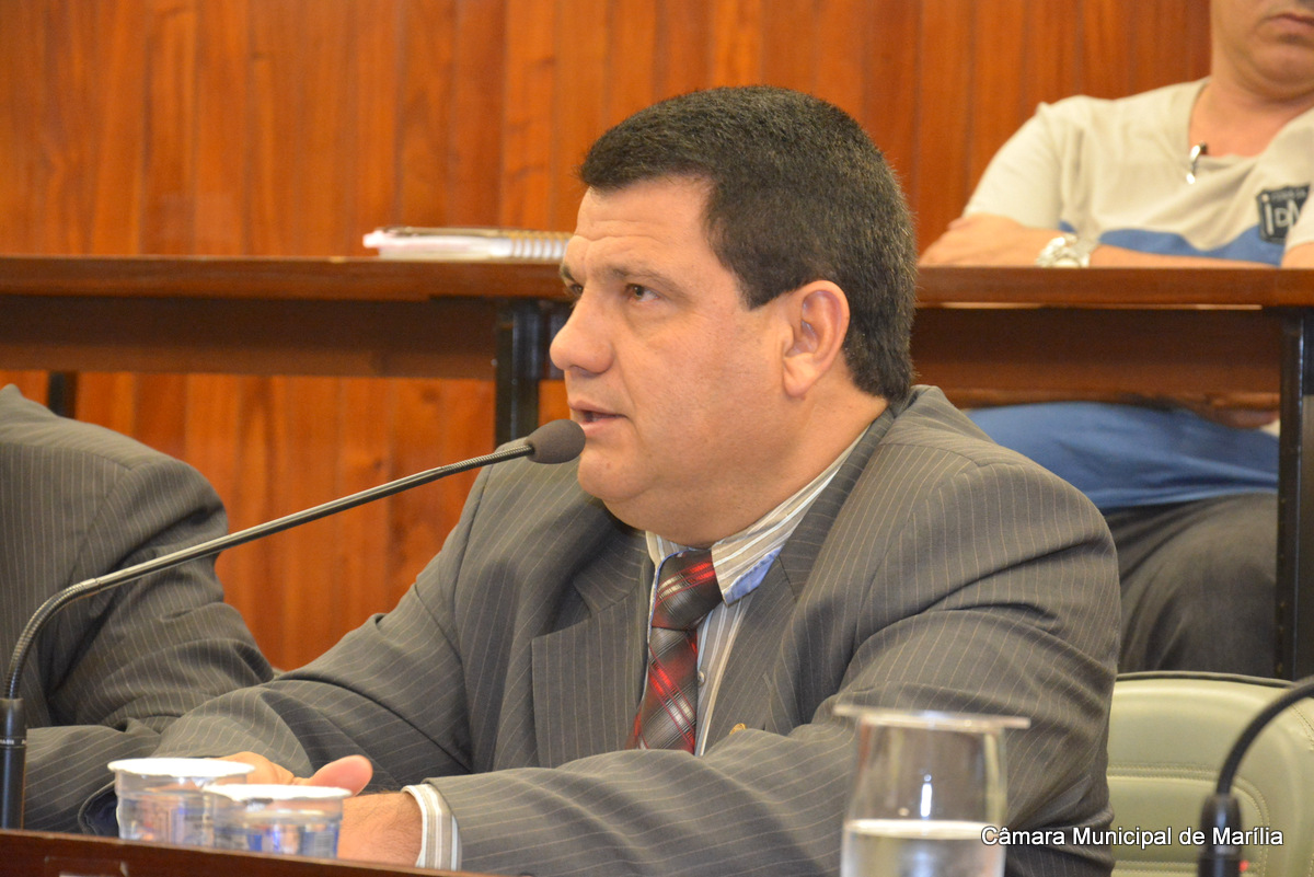 José Menezes propõe limite de duas placas  de imobiliárias por imóvel colocado à venda