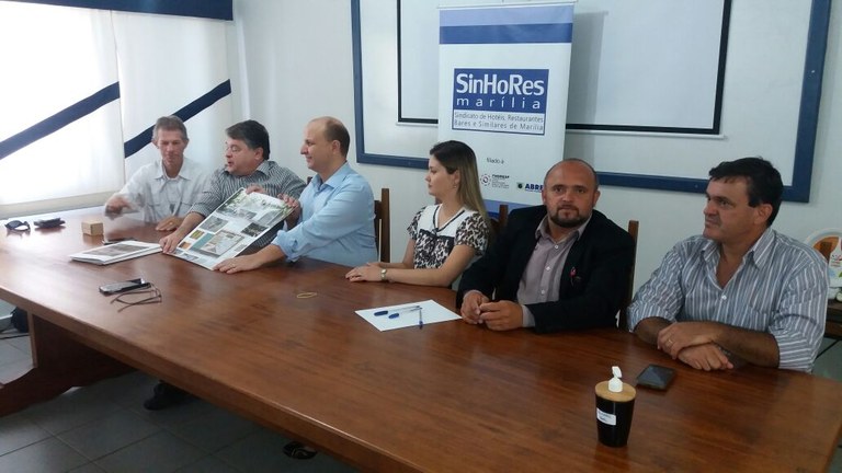João do Bar e Evandro Galete recepcionam o  secretário estadual do Turismo Laércio Benko