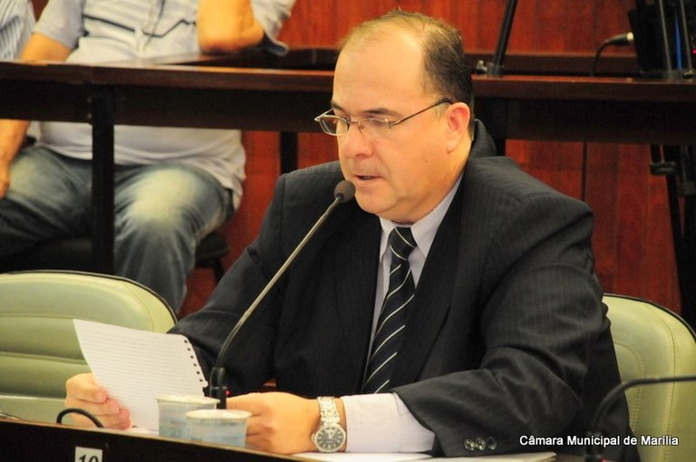 Vereador Marcos Custódio sugere ampliação  de calçada na Tiradentes para mais segurança