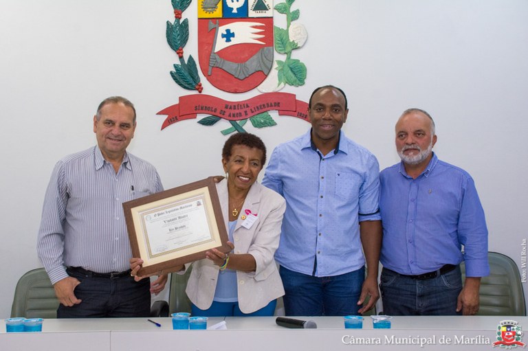 Leci Brandão recebe títulos e anuncia emenda de R$ 200 mil para a cidade
