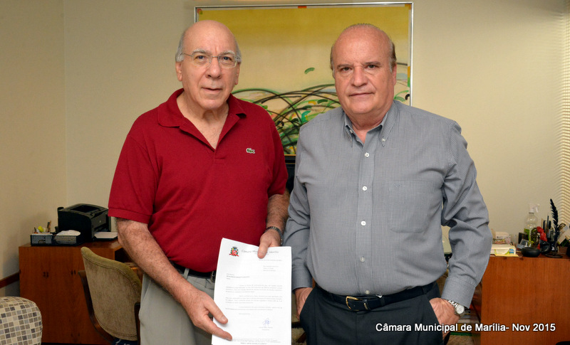 Vereador Luiz Eduardo Nardi entrega ofício informando título de Cidadão para dr. Colucci