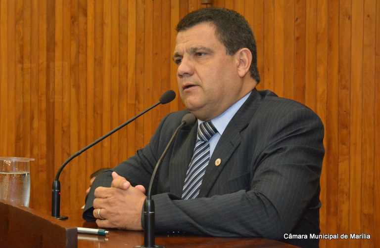 Câmara vai votar projeto de José Menezes que limita fixação de placas em imóveis