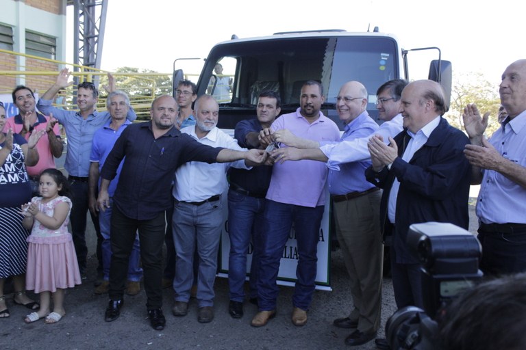 Vereadores recebem secretário estadual em entrega de caminhão à associação em Marília