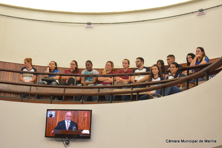 Em visita técnica à Câmara Municipal de Marília, universitários conhecem a estrutura do Legislativo