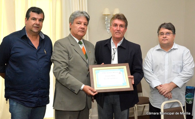 Marcos Rezende entrega certificado de Visitante Ilustre para liderança nacional do setor hoteleiro