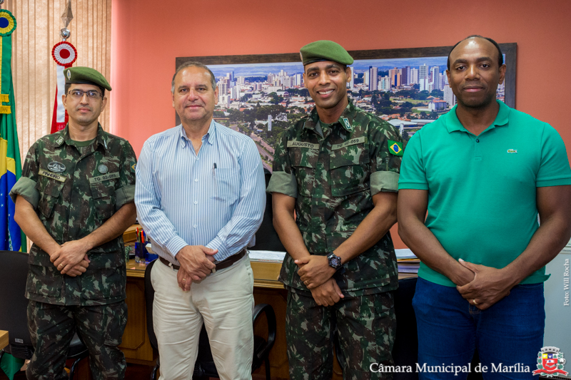 Instrutores do Tiro de Guerra visitam presidente da Câmara de Marília Delegado Wilson Damasceno