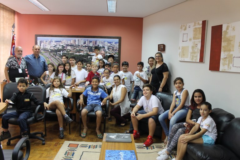 Estudantes da cidade de Borá visitam a Câmara de Marília e conhecem presidente Delegado Damasceno