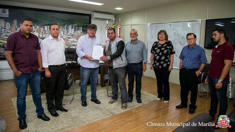 Cícero entrega abaixo-assinado para o prefeito Daniel pedindo melhoria na mobilidade urbana