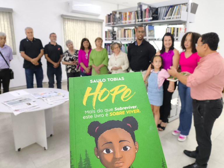 Comissão de Registros Históricos da Câmara recebe doação do livro ‘Hope’