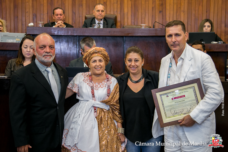 Atendendo ao requerimento do vereador Cícero do Ceasa (PV), Ari Eduardo Colletti recebeu um diploma comemorativo de votos de Congratulações. Depois da homenagem, ele presenteou a vereadora Professora Daniela (PR) com uma pulseira.