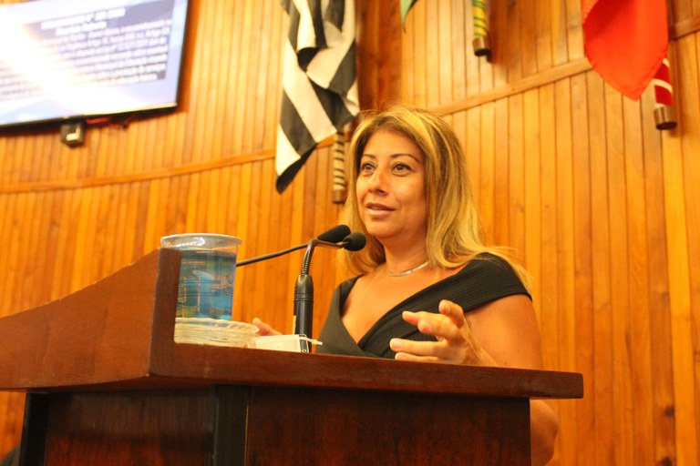 Professora Daniela reivindica a reforma e a recuperação do ginásio Cemesc na zona Sul