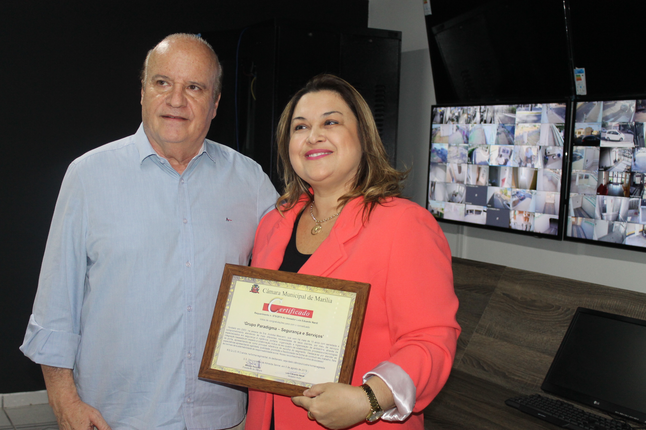 Vereador Luiz Eduardo Nardi entrega votos de congratulações a executiva Andrea Mascarin